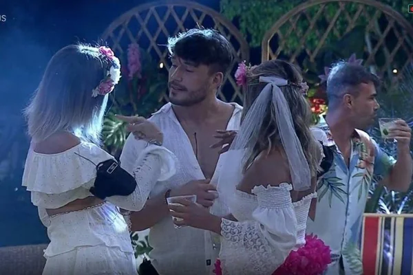A Fazenda 11: Tati e Hariany “se casam” após beberem muito em festa