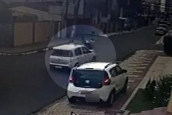 Carro vai em direção a assaltantes na Bahia