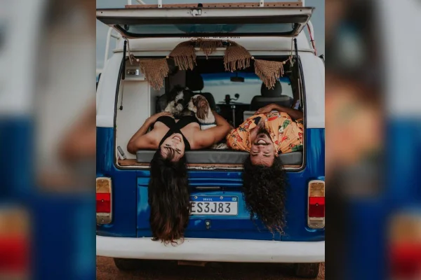 foto colorida de casal em kombi