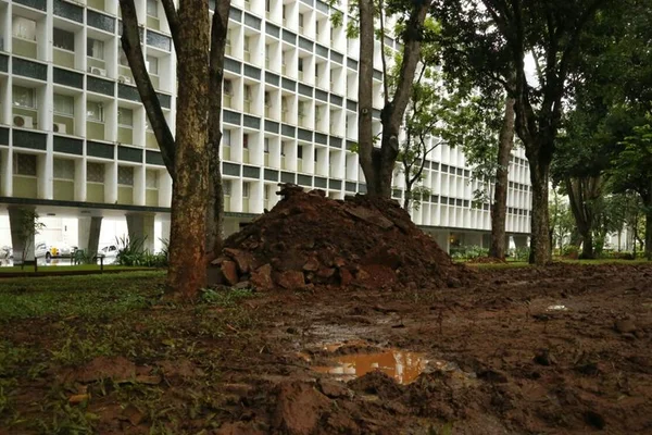Obras paradas em calçadas da 107 Sul incomodam moradores
