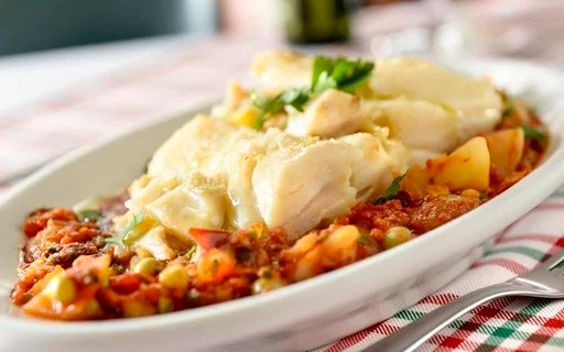 Bacalhau português tradicional em um prato branco