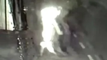 Mulher corre com corpo em chamas