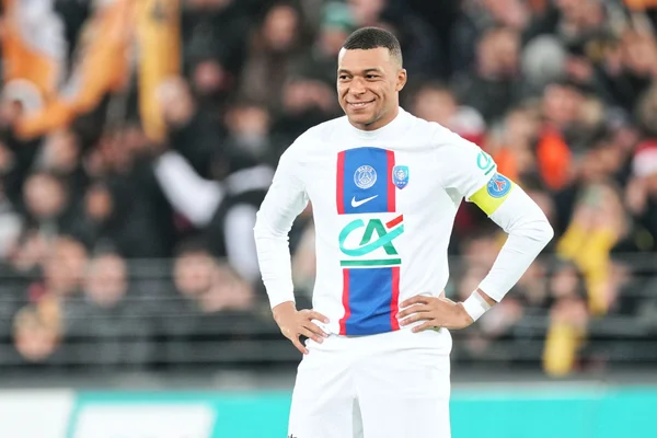 Mbappé treina normalmente e vira opção contra o Bayern de Munique