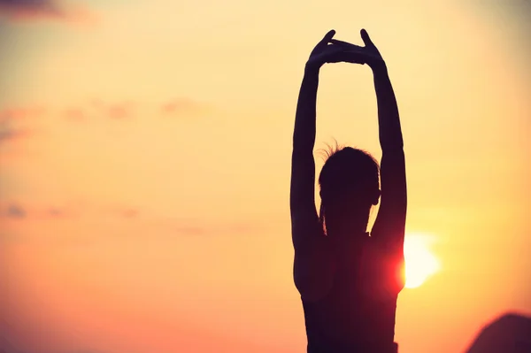 Conheça 5 posturas de relaxamento para aliviar dores nas costas