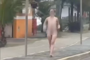 Mulher andava nua quando foi abordada por guardas e confessou ter matado o pai