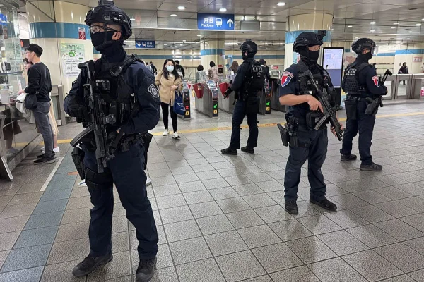 Imagem colorida mostra policiais em estação de metrô, um dos lugares onde ocorreu o ataque que matou 3 e deixou outros 9 feridos - Metrópoles