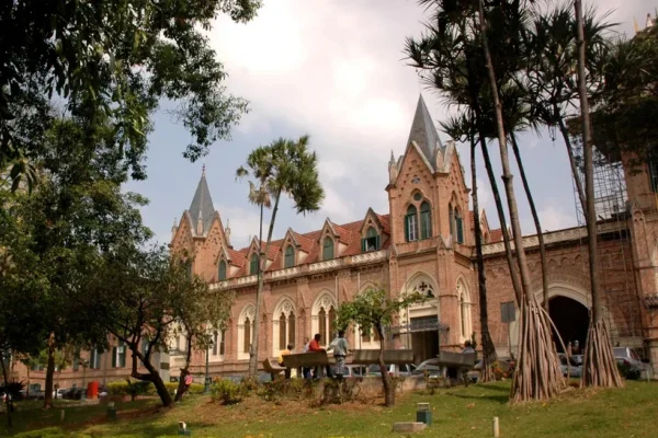 Imagem colorida mostra a Santa Casa de São Paulo - Metrópoles