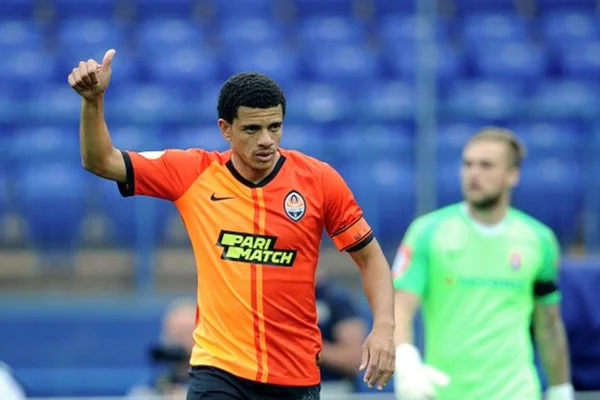 Imagem forte: Taison bate cabeça e sofre convulsão em campo na Europa