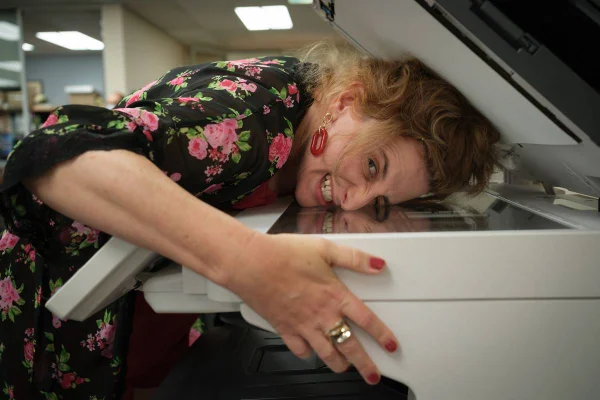 Foto colorida da atriz Felicity Ward como Hannah Howard, na série The Office (au) - Metrópoles