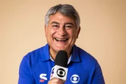 Cleber Machado, com o uniforme e o microfone da Globo, posa para foto - Metrópoles Cleber Machado, com o uniforme e o microfone da Globo, posa para foto - Metrópoles