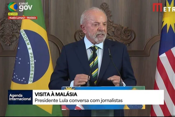 Imagem colorida de Lula em entrevista a jornalistas na Malásia