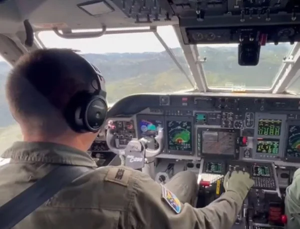 foto colorida de buscas aéreas da FAB sobre a região de Natividade da Serra (SP), em busca de helicóptero que desapareceu com quatro pessoas a caminho de Ilhabela - Metrópoles