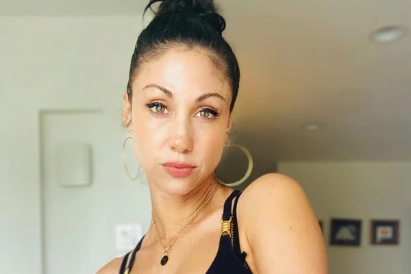 Pelo Instagram, atriz revela ter sido traída e marca amante do marido