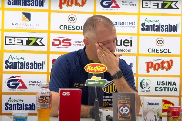 Imagem colorida de Eduardo Baptista chorando - Metrópoles