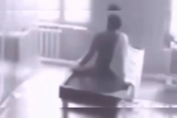 Vídeo nas redes sociais de homem morto em necrotério que se levanta é falso