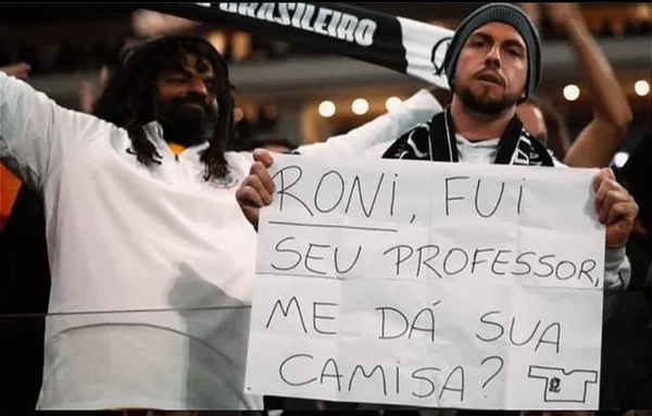 Jogador do Corinthians dá camisa a torcedor que foi seu professor