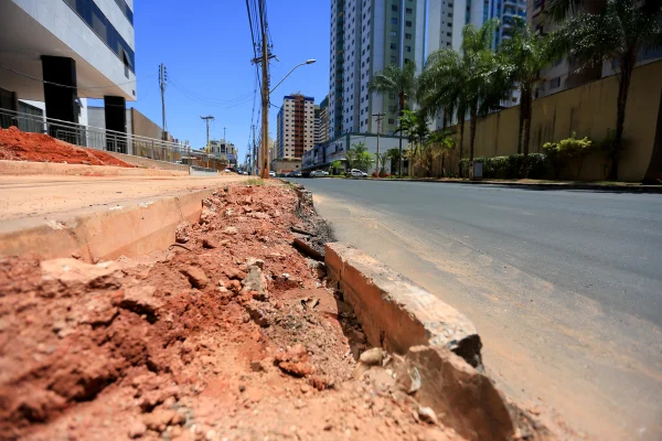 Águas Claras: Caesb estraga asfalto, sai de fininho, mas é pega no flagra