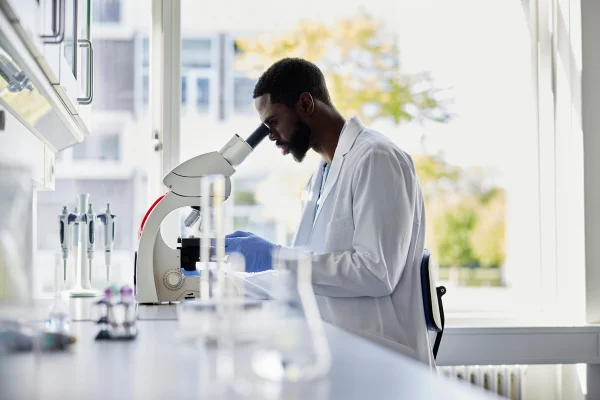Cientista observa um microscópio. Cientista, pesquisador, médico, alzheimer - pesquisa ciência -