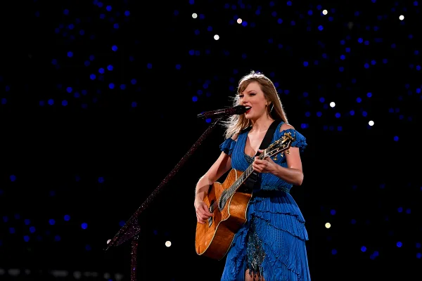 Taylor Swift com violão - Metrópoles