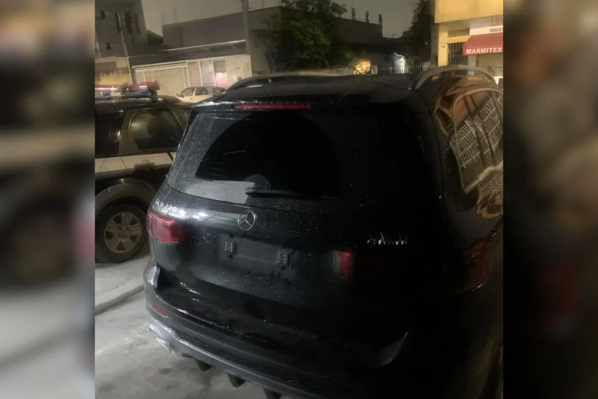 Carro de luxo estava sem placas. Carro de luxo estava sem placas.