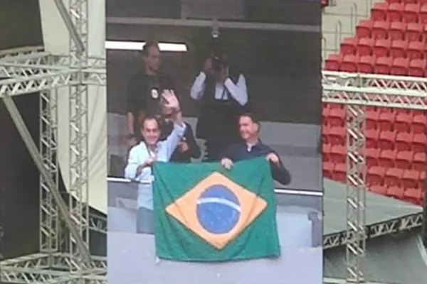Bolsonaro participa de evento evangélico em estádio de Brasília
