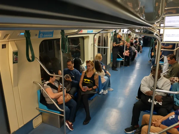 Imagem mostra pessoas em vagão do metrô - Metrópoles