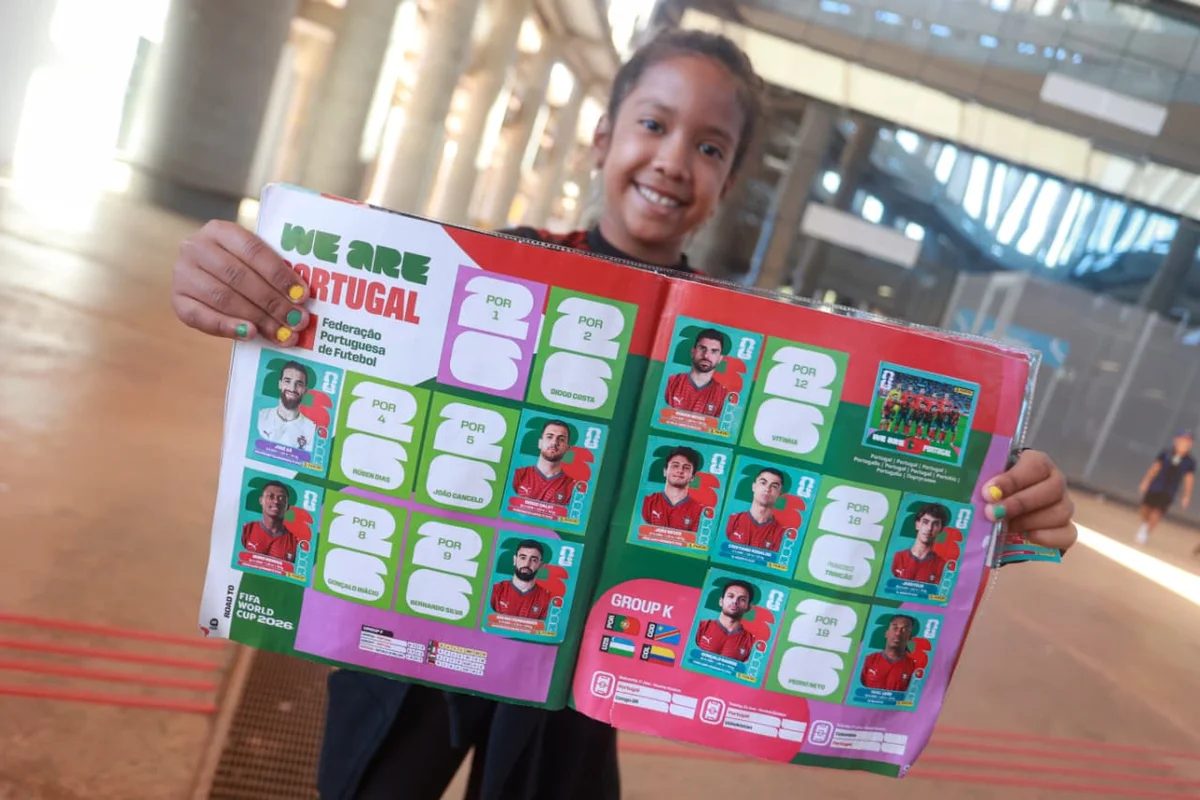 Colecionadores trocam figurinhas da Copa do Mundo na Arena das Figurinhas, na Arena Mané Garrincha. Colecionadores trocam figurinhas da Copa do Mundo na Arena das Figurinhas, na Arena Mané Garrincha.