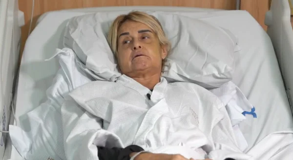 Imagem colorida de médica espancada por namorado em cama de hospital - Metrópoles
