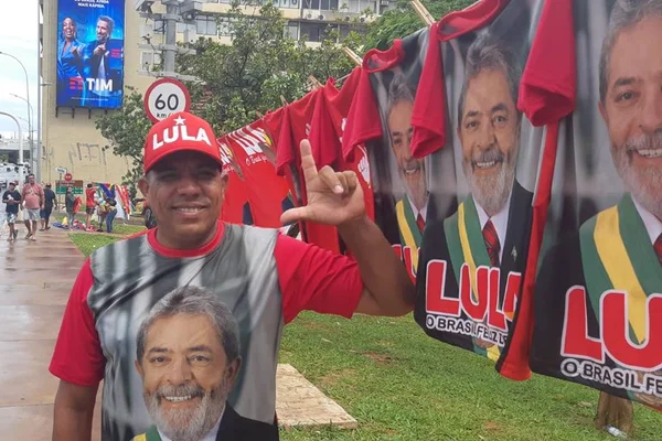 Kits com bandeira, bonés e camisetas de Lula chegam a R$ 150 no DF