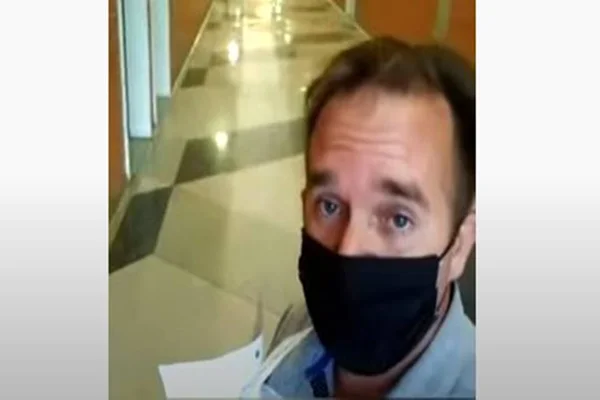 Vereador de Santa Bárbara invade hospital de campanha e faz live