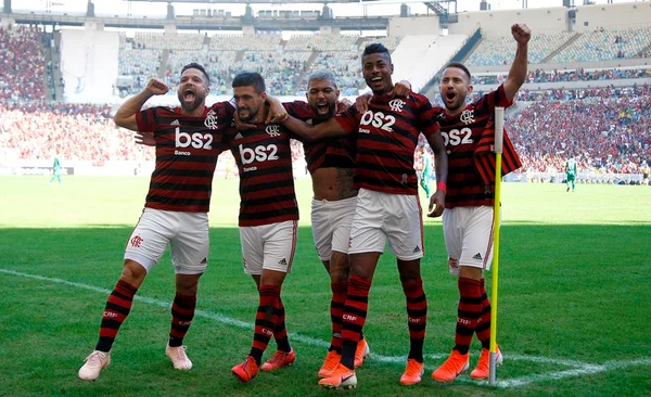 Flamengo faz a festa no Maracanã e goleia o Goiás por 6 x 1
