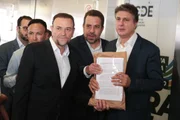 O senador Camilo Santana, o ministro-chefe da secretaria-Geral da Presidência Guilherme Boulos e o presidente do PT Edinho Silva, formaliza a autorização de quebra de sigilo de Lula no TSE. 
