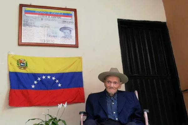Homem mais velho do mundo toma licor todos os dias e completa 113 anos