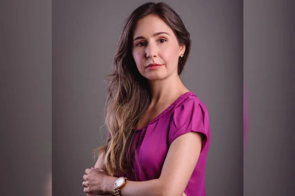 Foto mostra a nutricionista Pamela Notario, que passou por 39 médicos até diagnosticar síndrome rara