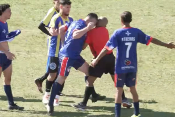 Árbitro de futebol leva cabeçada e precisará passar por cirurgia