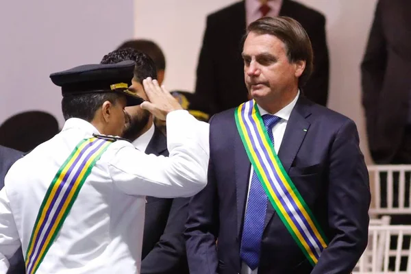 Bolsonaro planeja reajuste absurdo para policiais