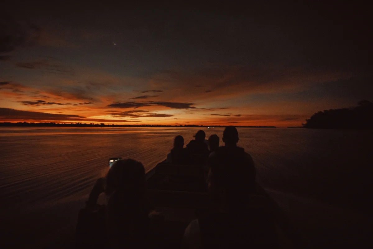 Pôr do sol sobre a paisagem amazônica encerra experiência na natureza Pôr do sol sobre a paisagem amazônica encerra experiência na natureza