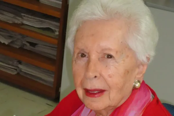 Foto colorida de Clara Charf, viúva de Carlos Marighella