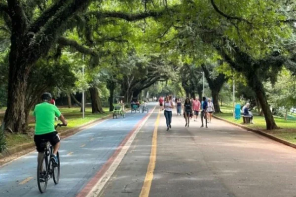 A Justiça autorizou a concessionária Urbia, que administra o Parque Ibirapuera, a cobrar taxa de uma assessoria esportiva que atua no local - Metrópoles