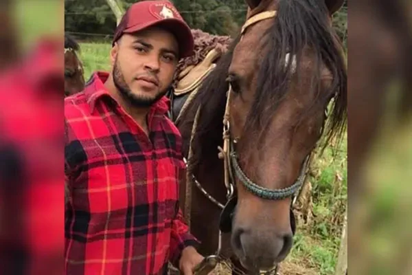 homem que faleceu posa com cavalo