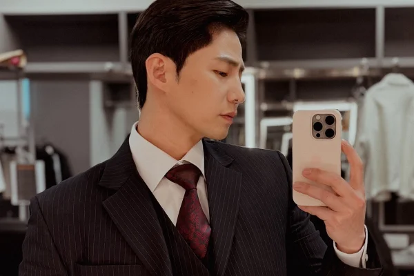 Song Jae Rim posa para selfie - Metrópoles