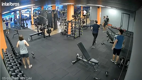 policial rendendo suspeito