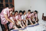 Noiva faz ensaio fotográfico hilário com amigos no lugar das madrinhas - imagem 5