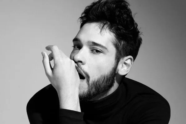 Filho de Antônio Fagundes esbanja beleza em fotos ousadas na web