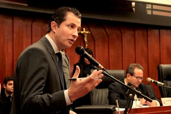 Pais idosos de deputado são feitos reféns por bandidos em casa