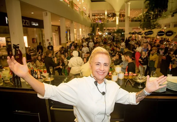 Mara Alcamim dá aula de simpatia e gastronomia no Casa Park Gourmet