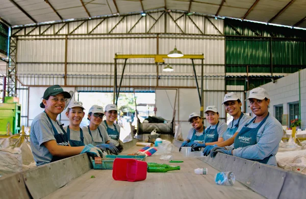 Fotografia colorida mostrando mulheres de cooperativa trabalhando-Metrópoles