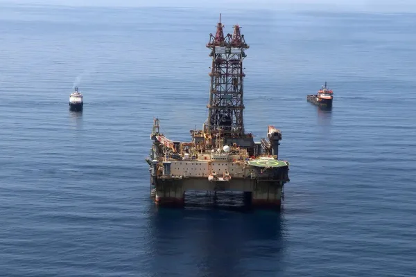 Imagem colorida mostra plataforma de exploração de petróleo no mar - Metrópoles