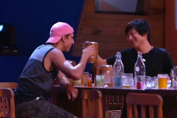 Felipe Prior e Pyong Lee em festa do BBB20