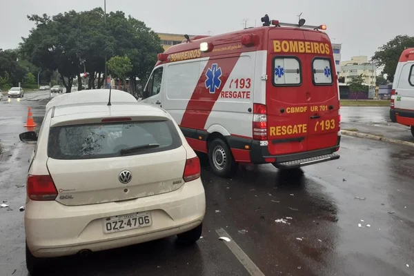 Homem que levava mulher picada de abelha para hospital bate carro